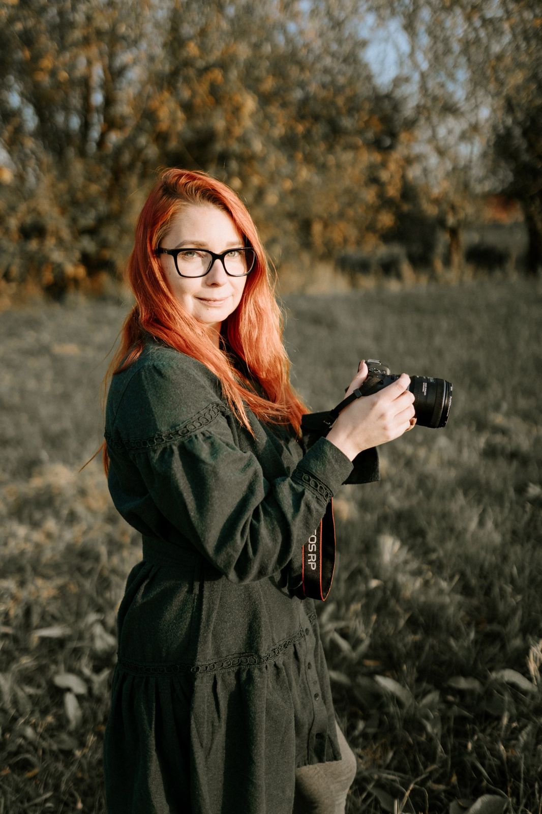 Zdena s fotoaparátem na podzimní louce