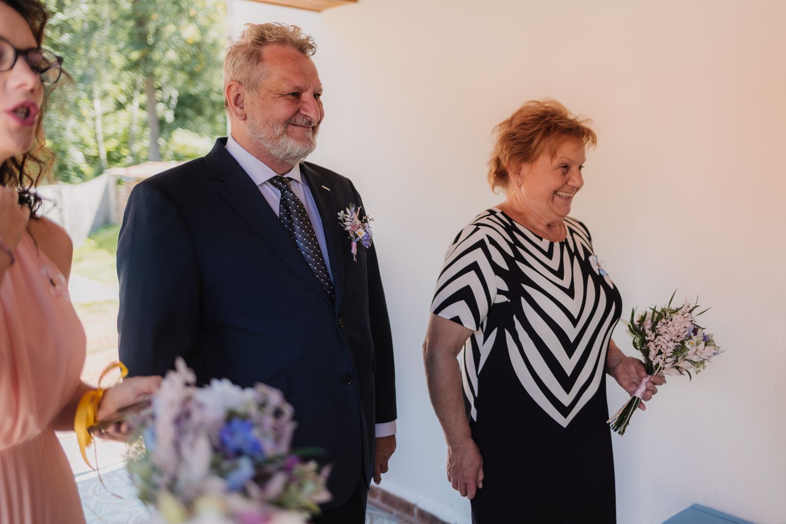 Svatební obřad venku pod slavobránou